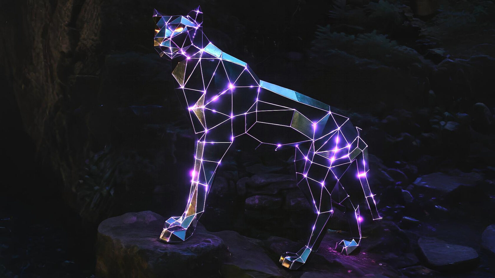Световая полигональная фигура пантеры