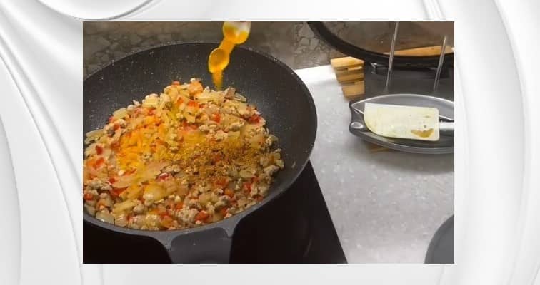 Приготовление макарон по-флотски с томатным соусом и фаршем на сковороде: шаг 4