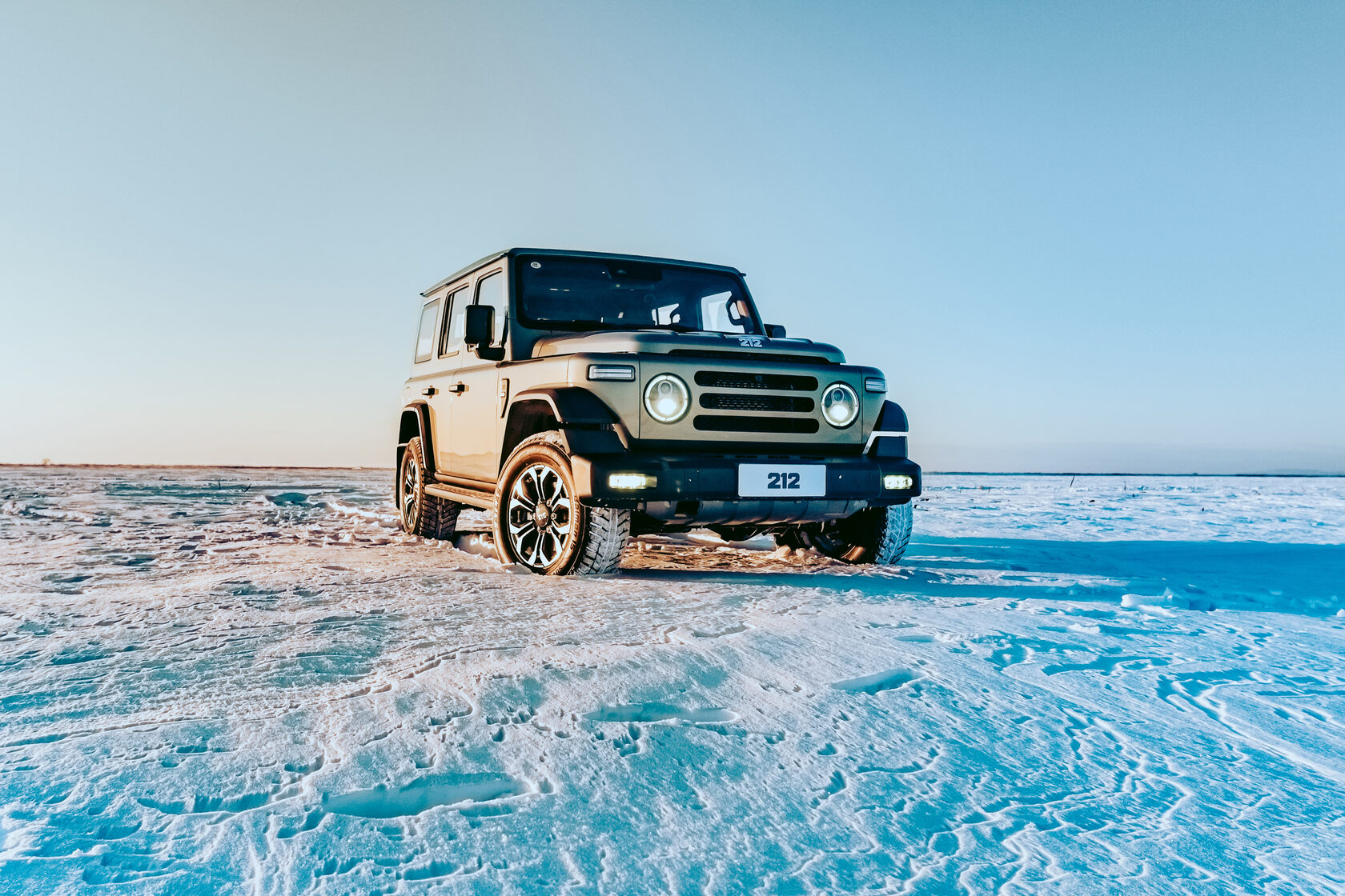 212 T01 Adventurer RUS на заснеженной равнине