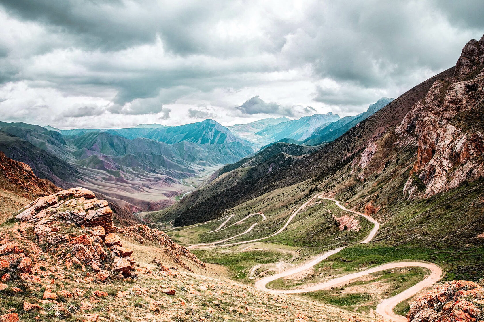 Серпантин в горах Киргизии