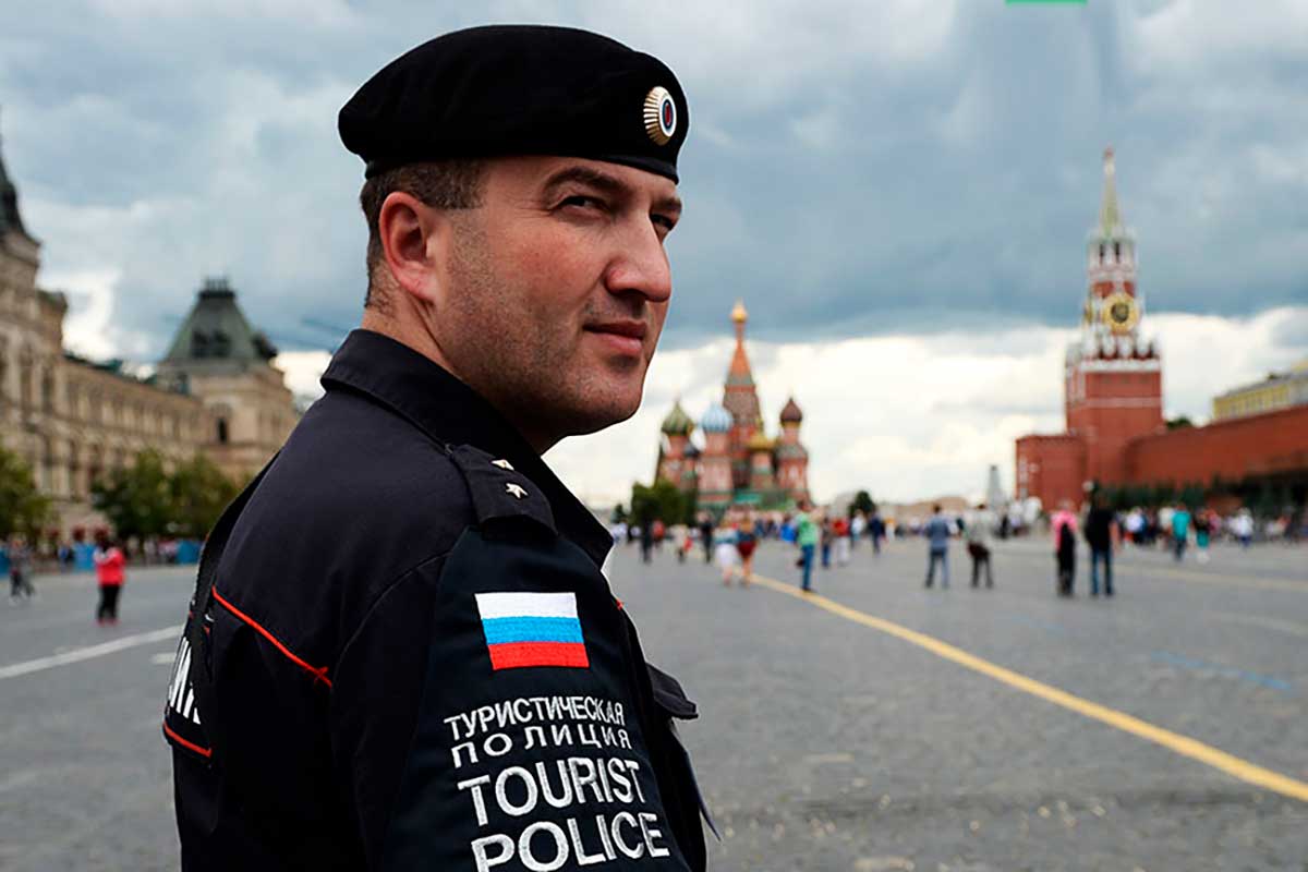 Московская полиция. Туристическая полиция. Полиция на красной площади. Туристическая полиция Москва. Милиционер на красной площади.