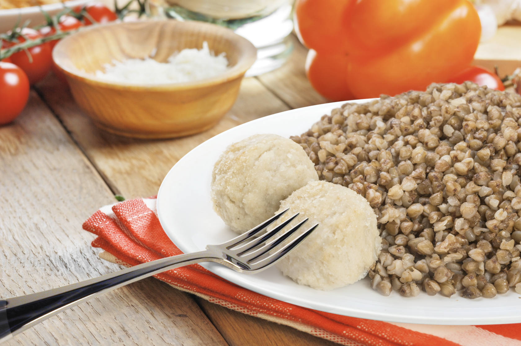 Каша гречневая рассыпчатая. Под гречкой. Под гречкой. Гречка. Фрикадельки из гречки в томатном соусе.