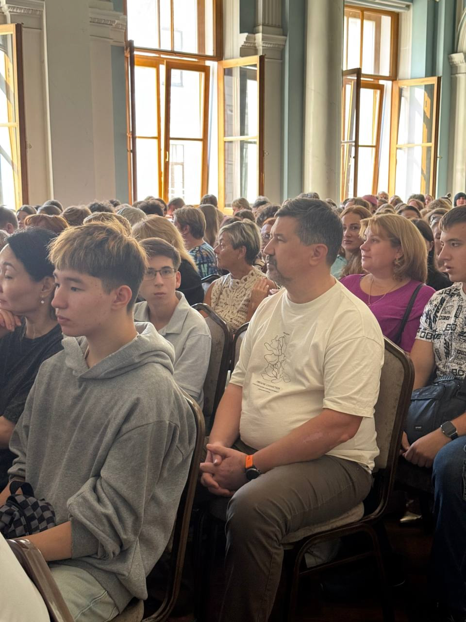 Родители и старшеклассники на Ярмарке вузов и профессий