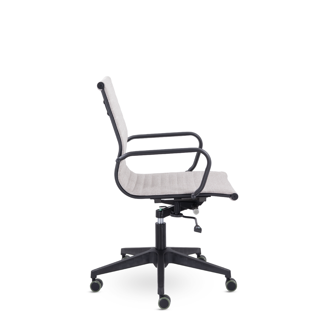 Кресло для работы за компьютеров в офисе и дома