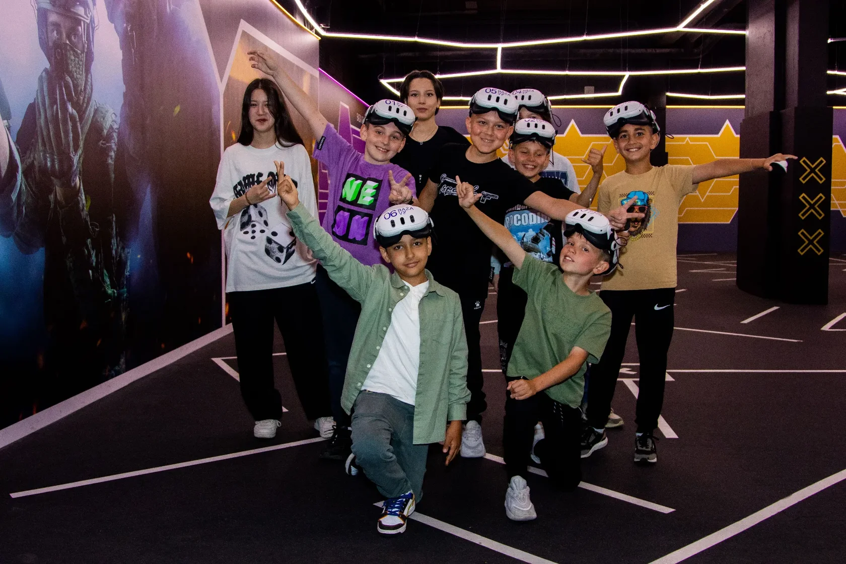 День рождения ребенка 10 лет в Москве в Baza VR: компания детей в VR-шлемах позирует на игровой арене.