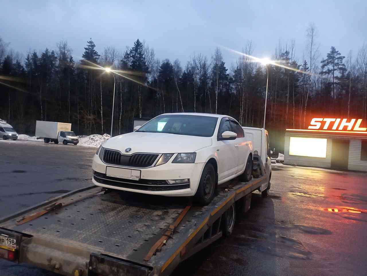 Эвакуация автомобиля Škoda Octavia из деревни Разметелево Всеволожский район Ленинградской области