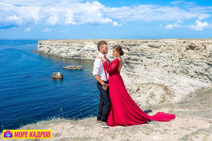 фотосессия для пары на природе в Крыму, пара на фоне моря, молодая пара на отдыхе