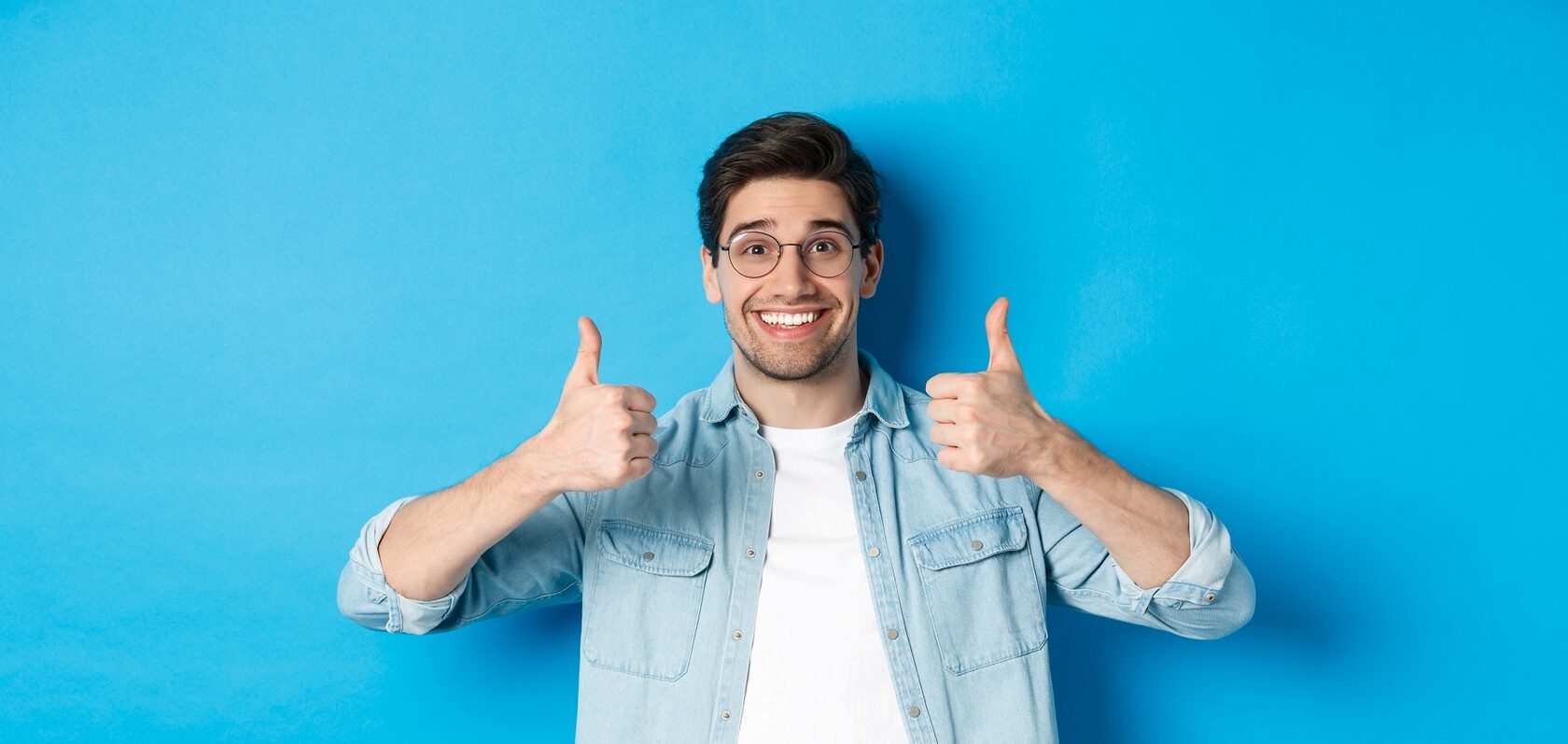 фото парня и девушки на романтическом свидании в публичном месте