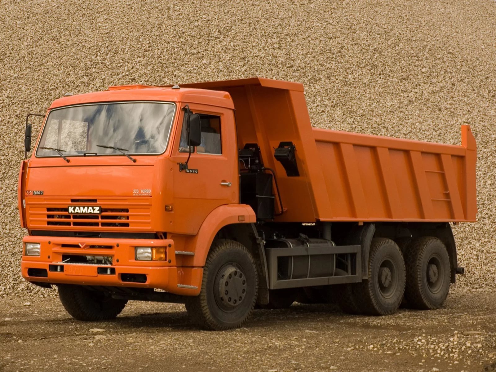 Автомобили самосвалы. КАМАЗ самосвал 15т. КАМАЗ 6520 грузовой. КАМАЗ 6520 самосвал с песком. КАМАЗ 15 тонн.