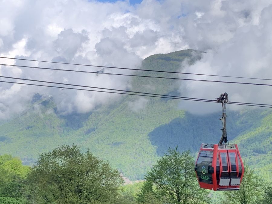 вид на кабинку поднимающуюся на курорт красная поляна 