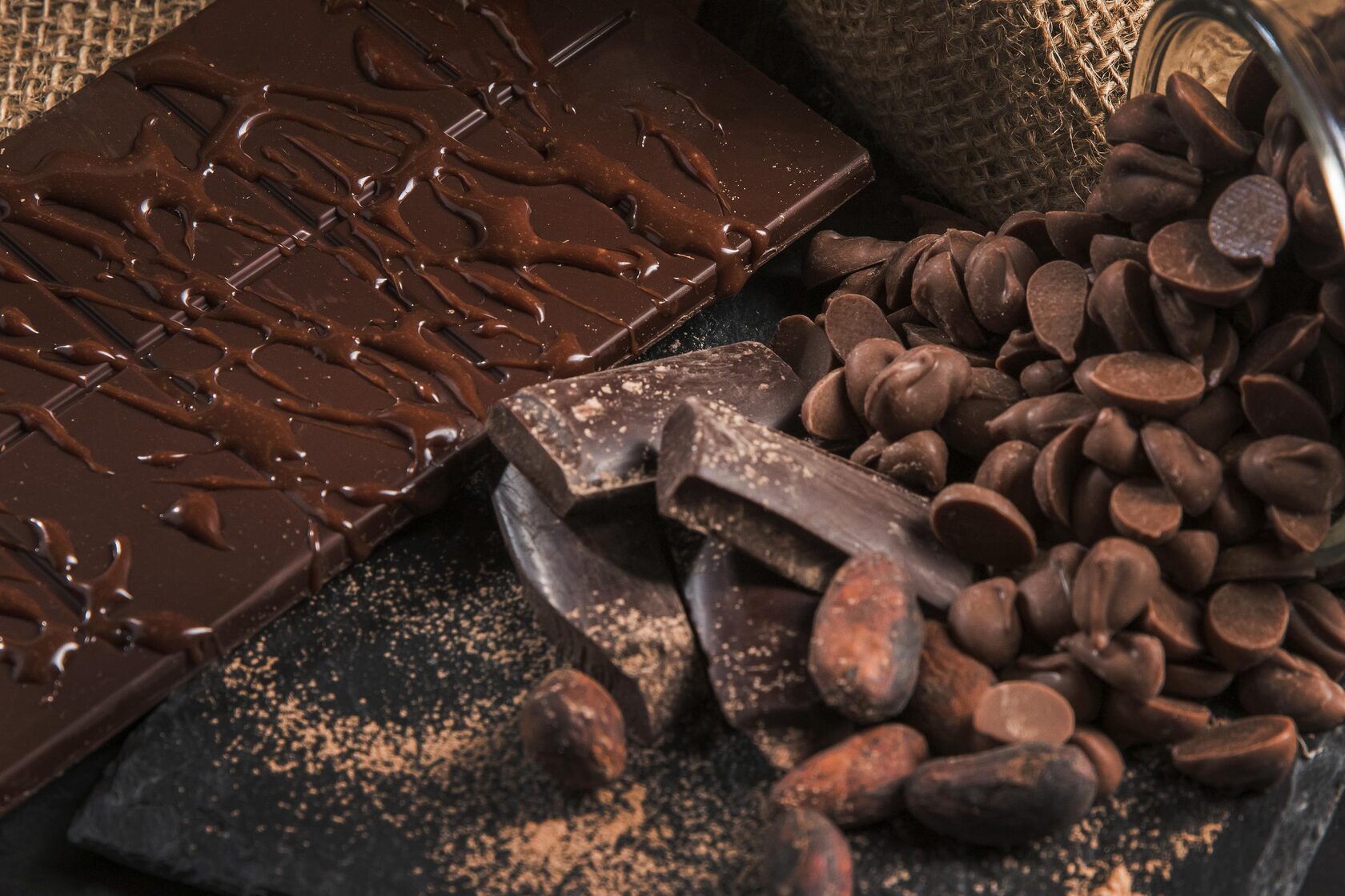 Какой шоколад более качественный. Темный шоколад. Кусочки шоколада. Шоколад текстура. Шоколадная волна.