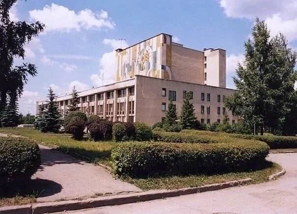 Архивная фотография ДК Азот в Новомосковске с мозаичным панно на фасаде, 1974 год