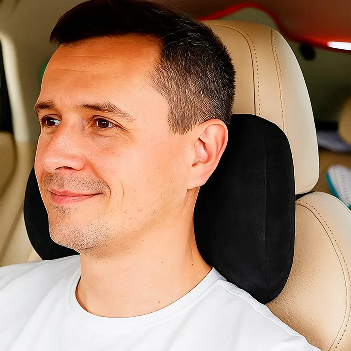 мужчина в автомобиле,под шеей у него подушка