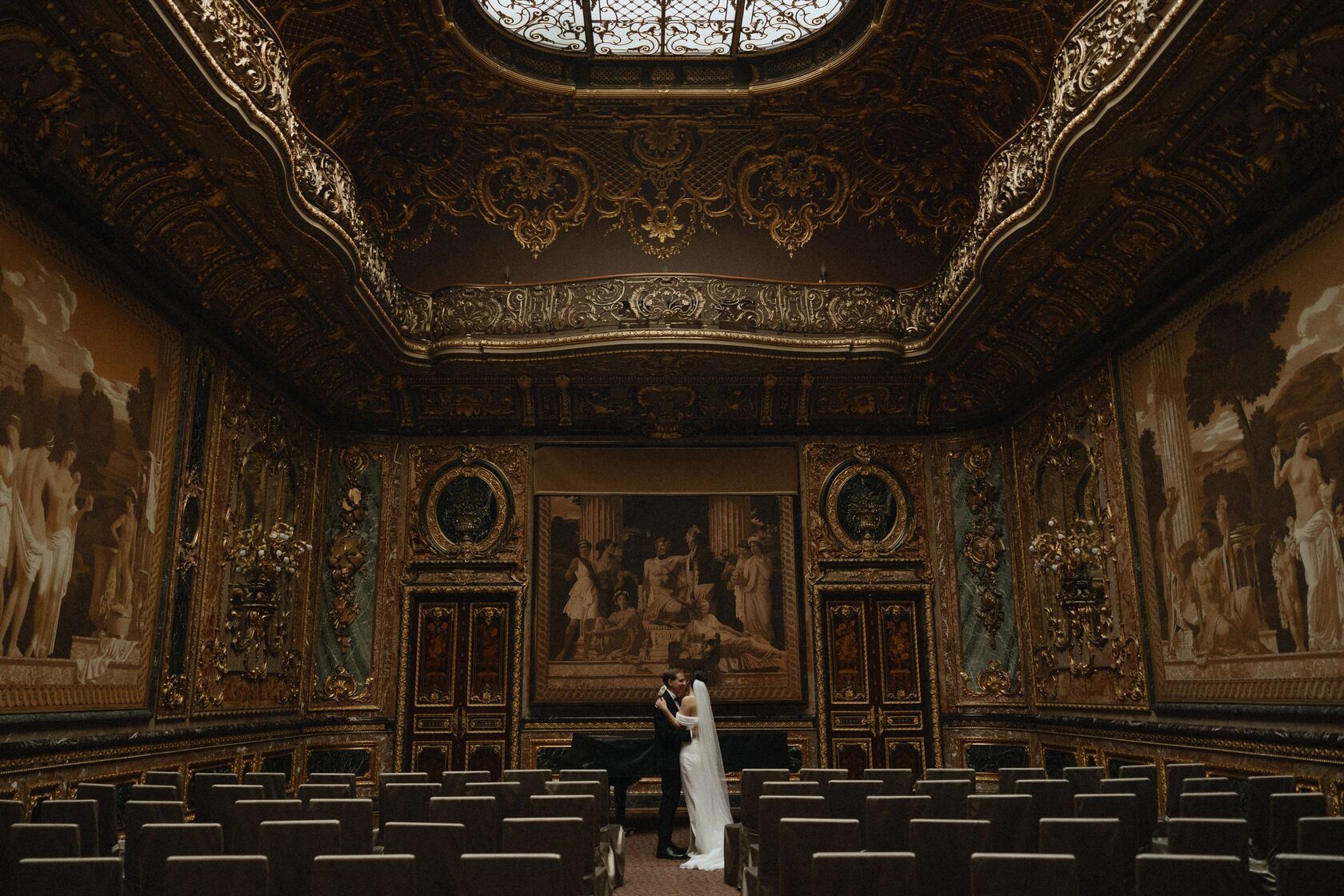 Жених и невеста в Особняке Половцева в Санкт-Петербурге — свадебная фотосессия в историческом интерьере с позолоченной лепниной и росписями, премиальная классическая свадьба от Global Wedding &amp; Event.