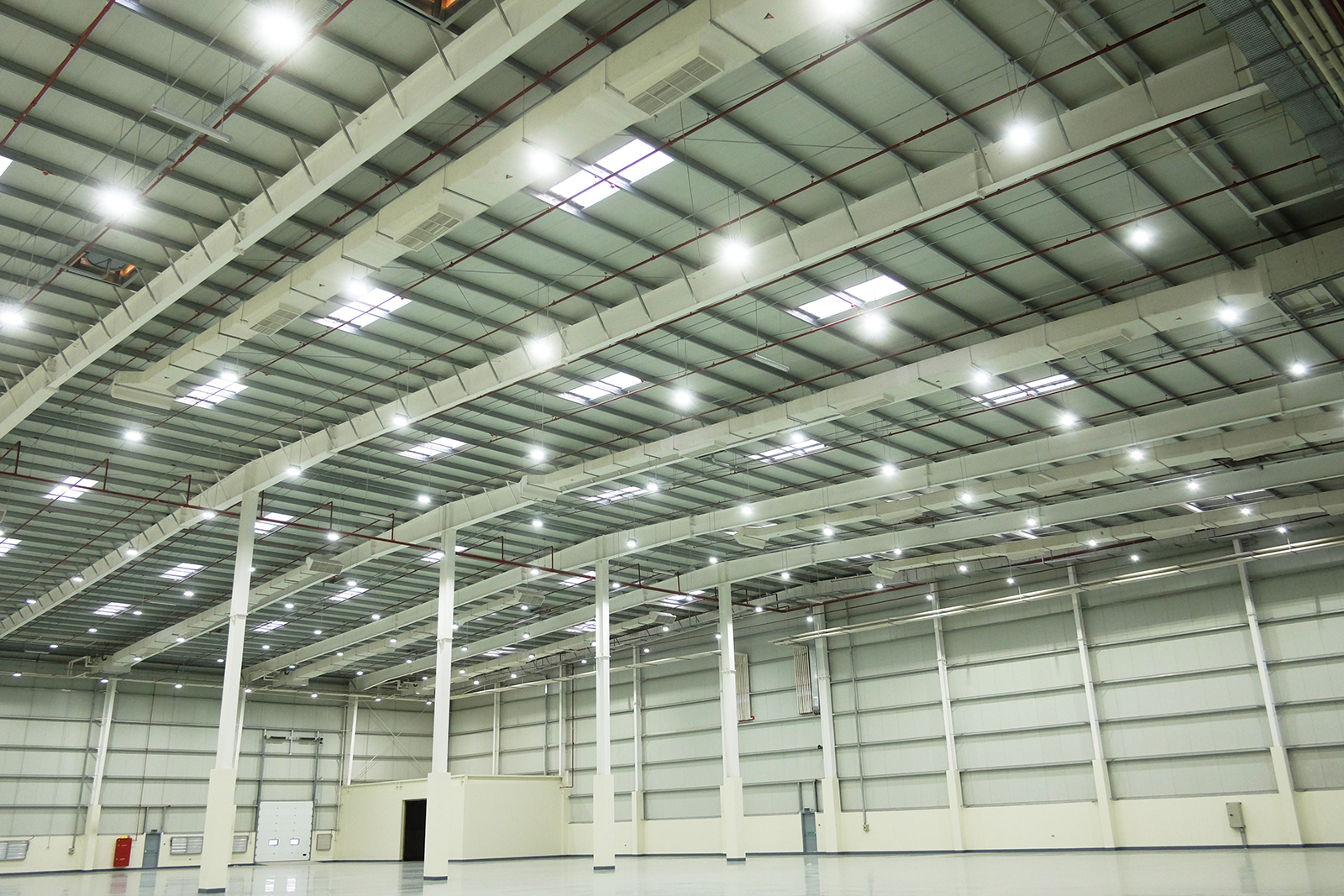 Industrial commercial. UFO led Warehouse. Освещение в ангаре. Освещение ангаров светодиодами. Светодиодныйсветилдььник для склада.