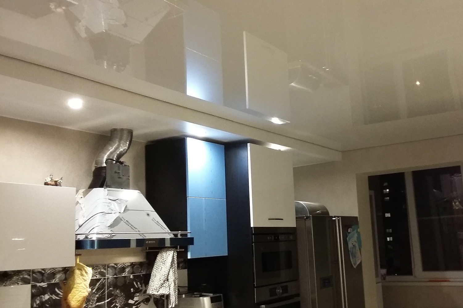 установка натяжного потолка на кухне с вытяжкой