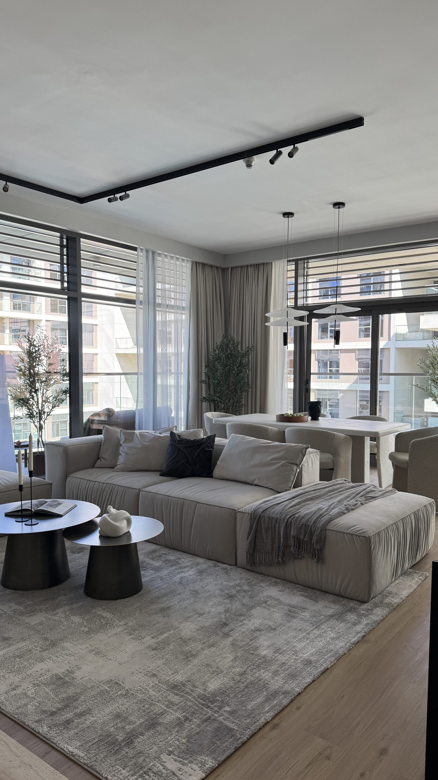 Гостиная в Dubai Hills, Mulberry после реновации под аренду