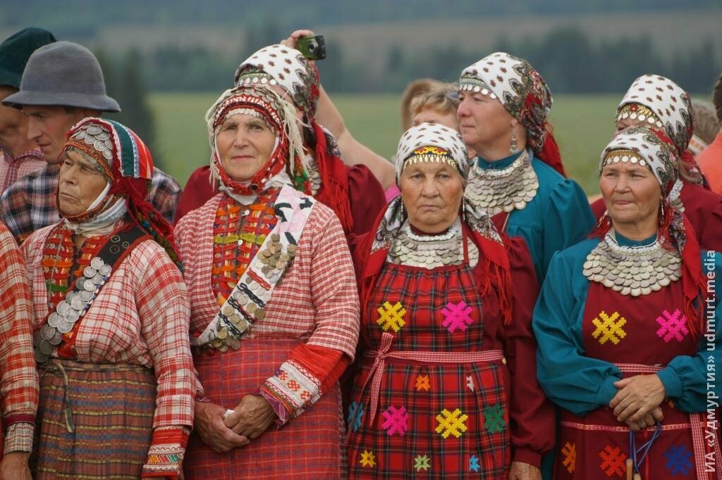 Удмуртская. Удмурты финно-угорский народ. Уральские удмурты. Народы Урала удмурты. Финно угорские народы России удмурты.