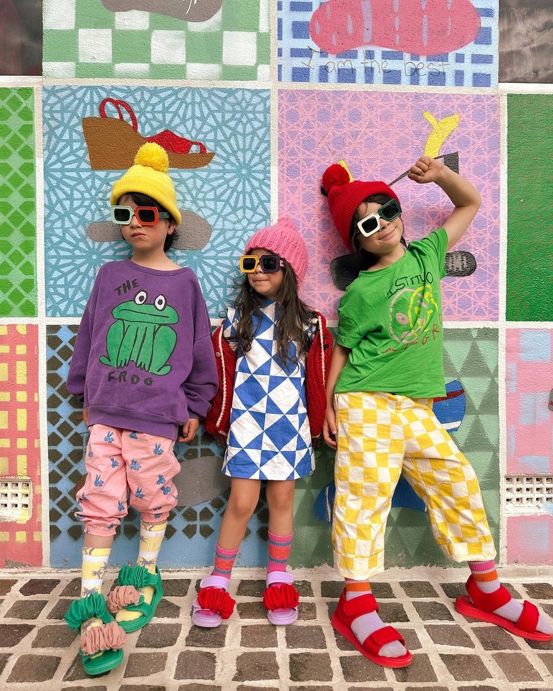 дети в разноцветной одежде, детская мода