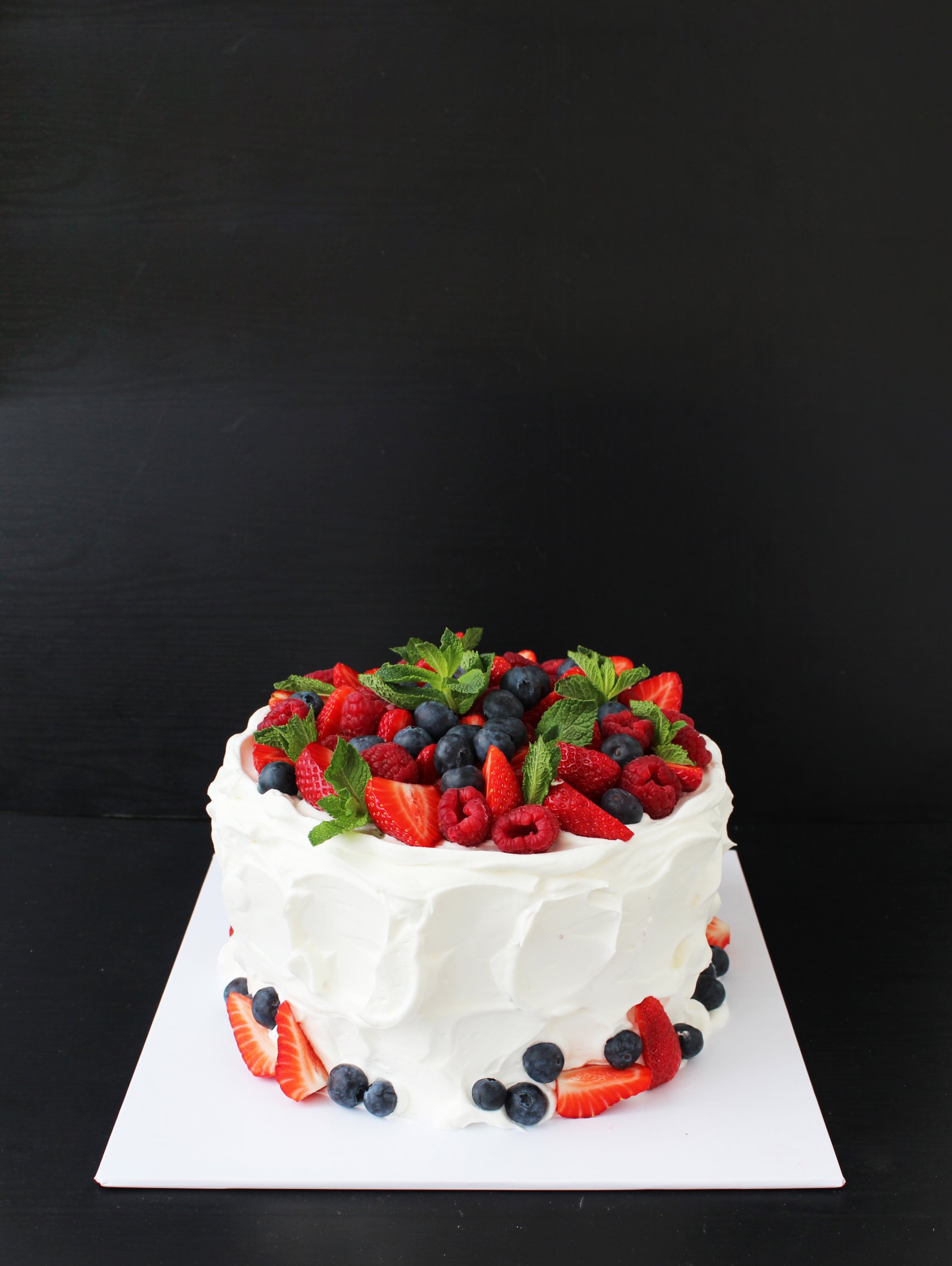Свадебный торт с ягодами одноярусный фото