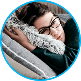 Девушка лежит на подушке