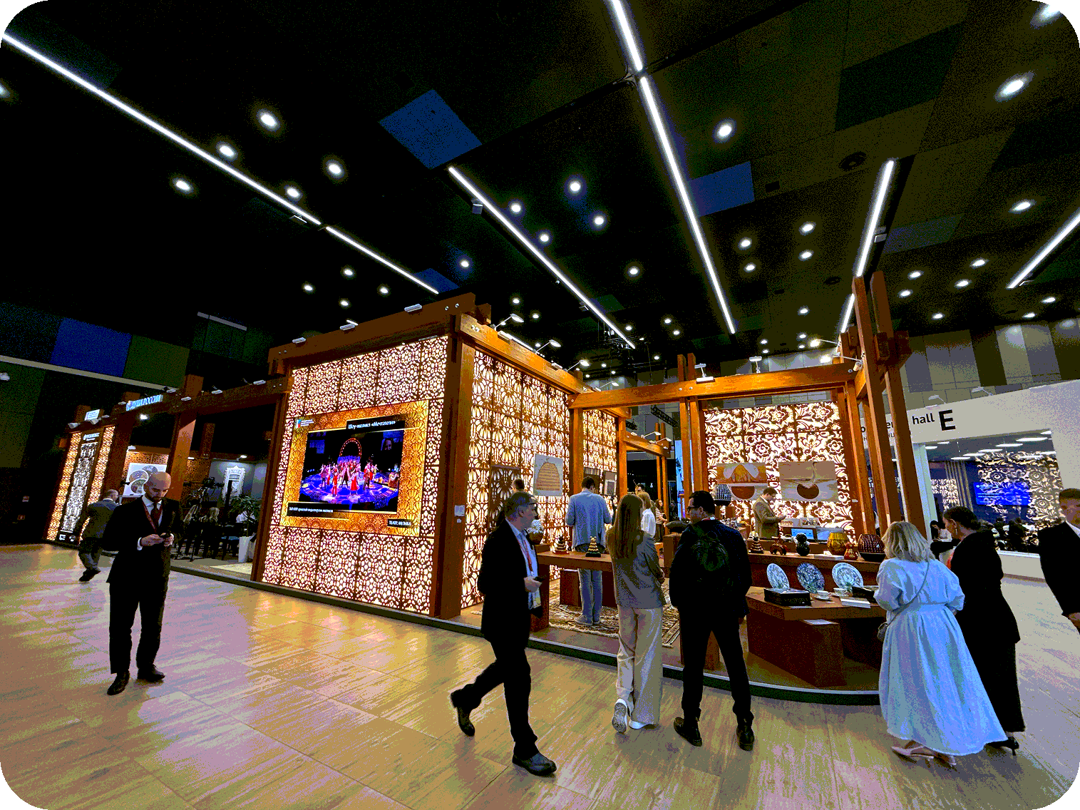 Гости ПМЭФ-2025 у стенда 