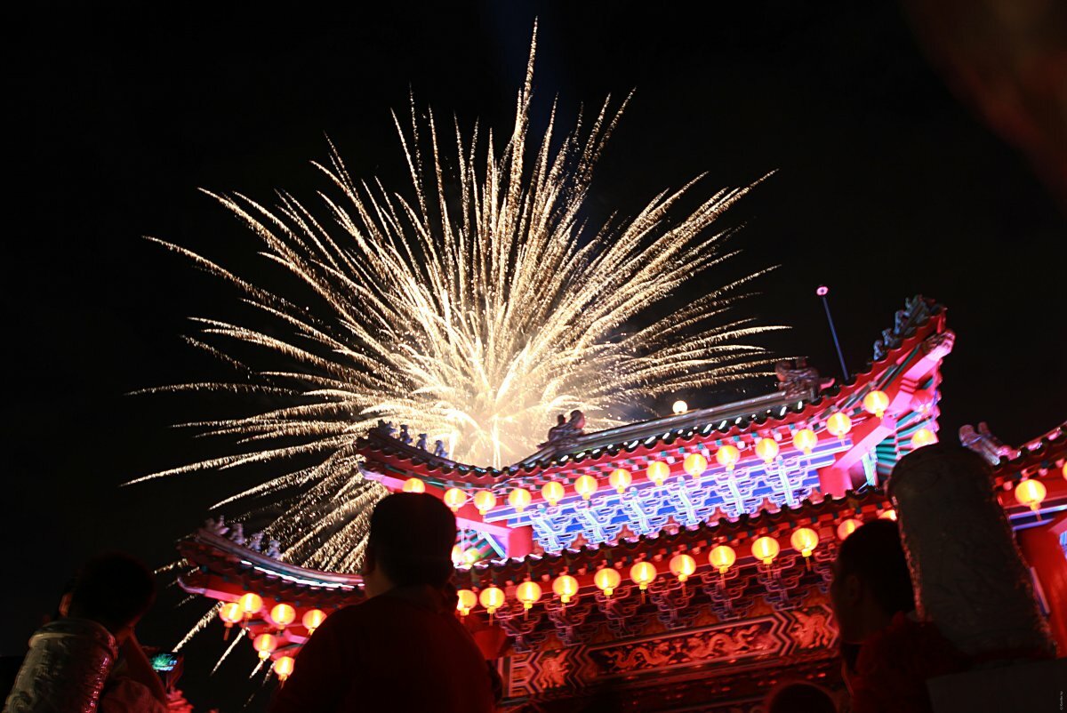 Китайцы празднуют. Китайский новый год. Новый год в Китае. Китайские праздники. Новогодние традиции в Китае.