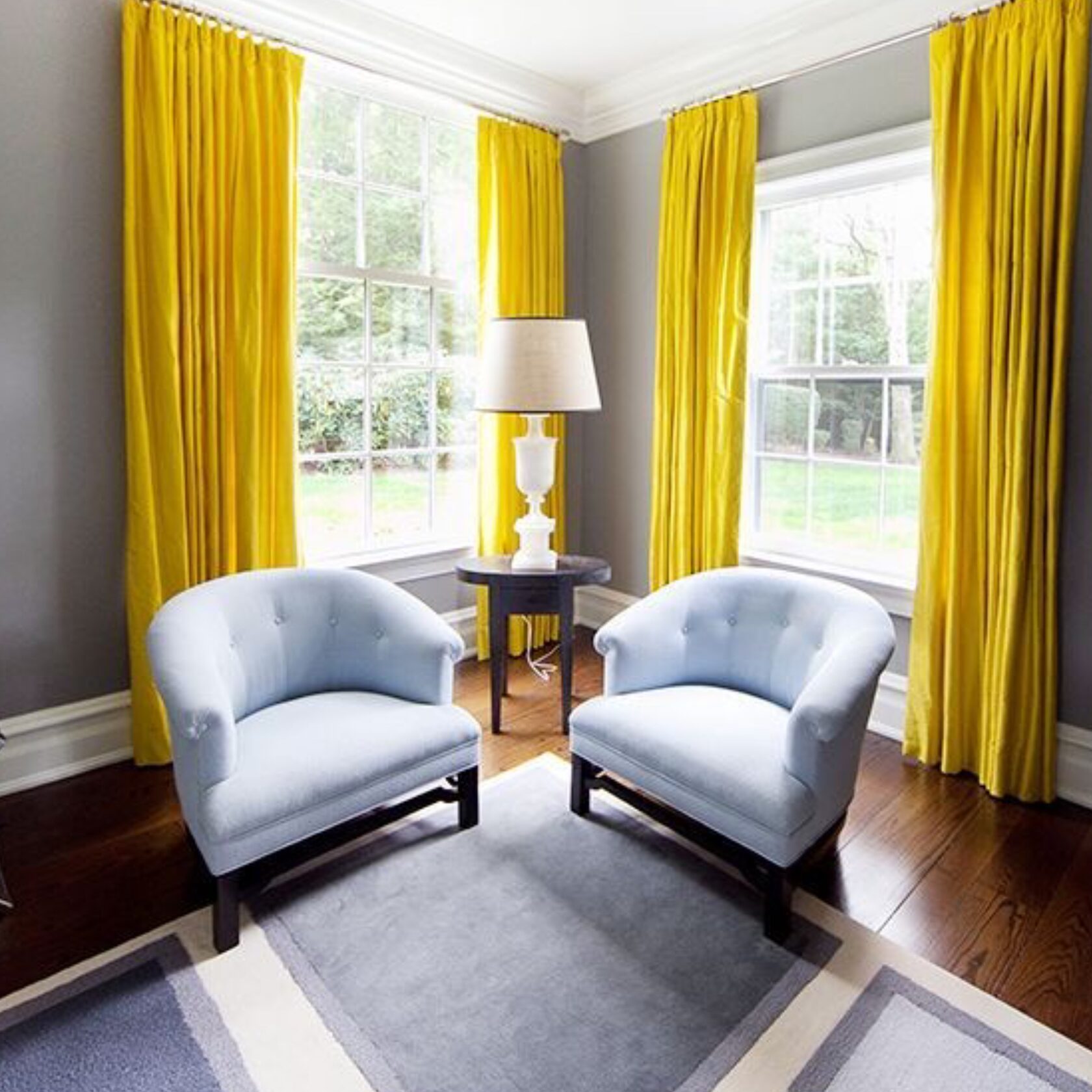 шторы к желтому дивану