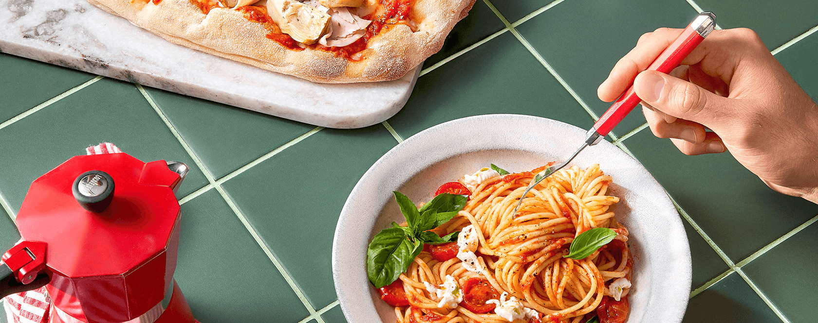 Аппетитная паста и пицца с золотистой корочкой