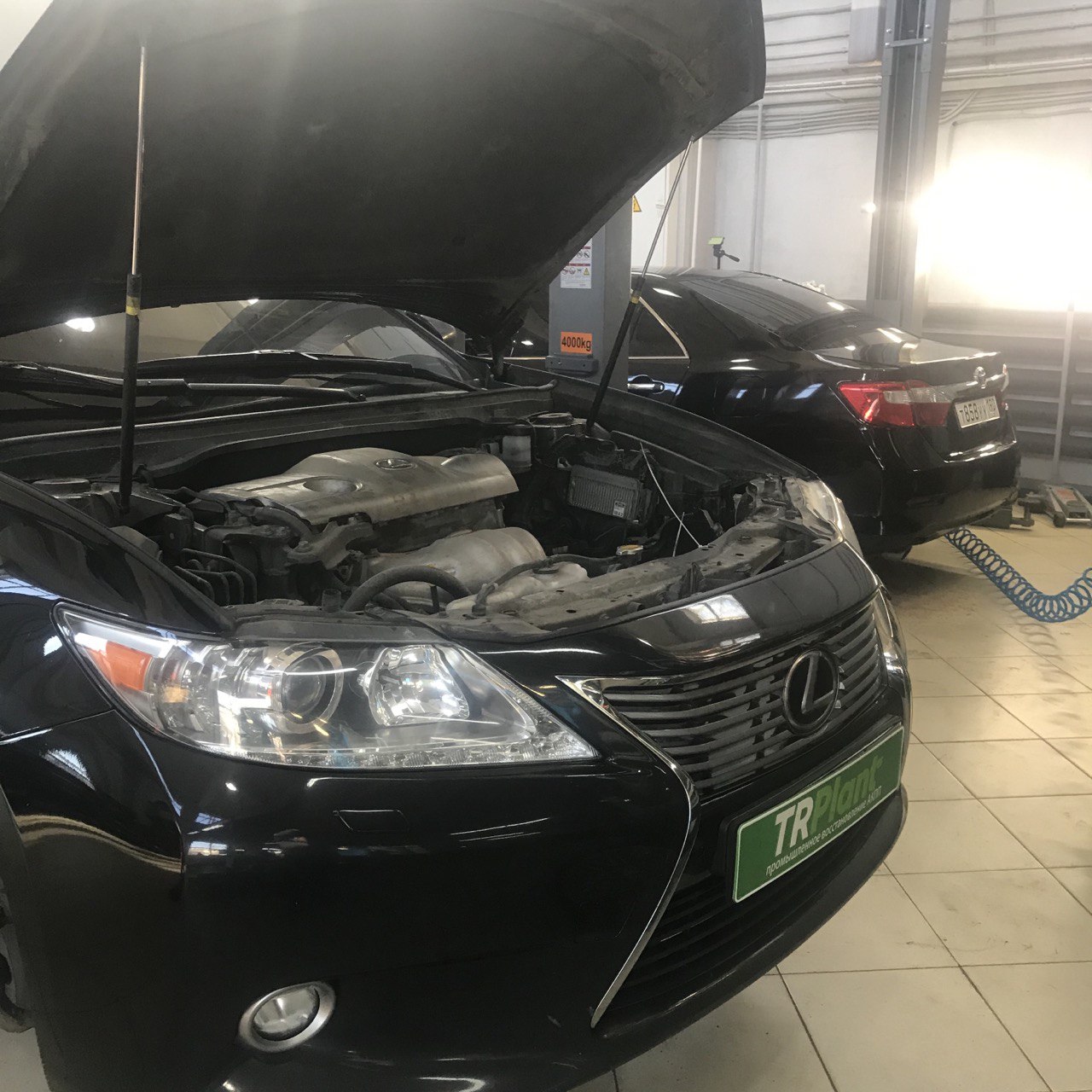 Lexus ES с открытым капотом в цеху ТРПЛАНТ