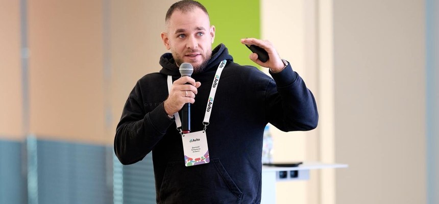 Бобряшов Дмитрий — руководитель отдела продвижения Avilance, выступает на мероприятии Авито