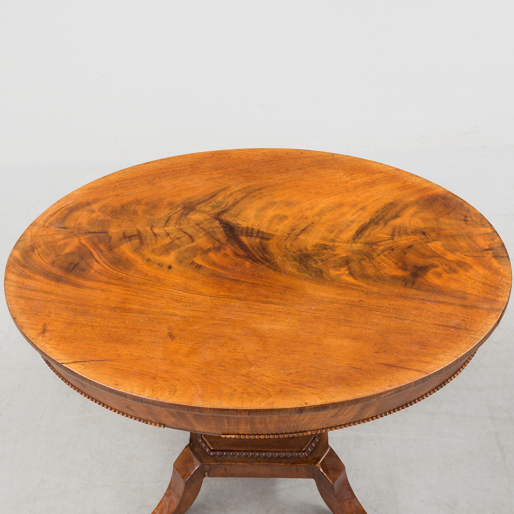 Антикварный столик из красного дерева с подножкой