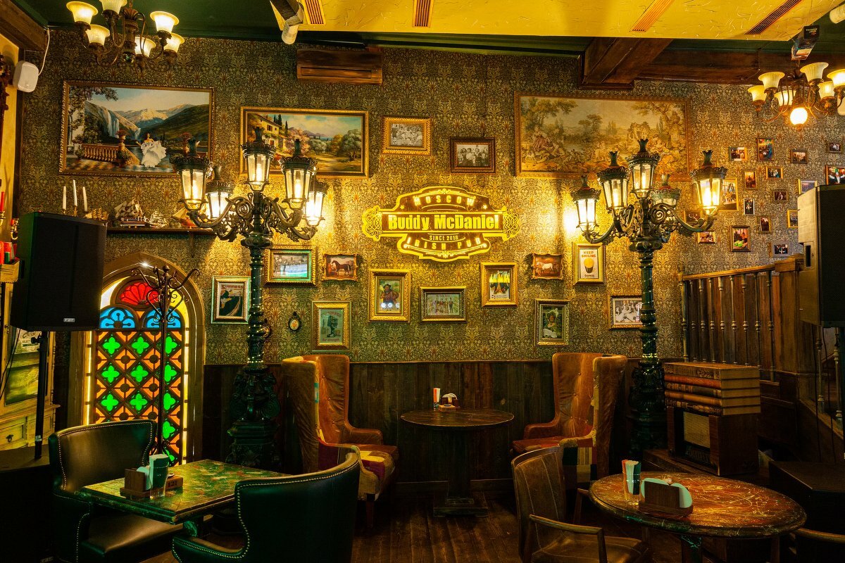 Shamrock irish pub. Ирландский паб интерьер. Атмосфера Ирландии. Buddy Cafe Санкт-Петербург. Бадди кафе Санкт-Петербург.