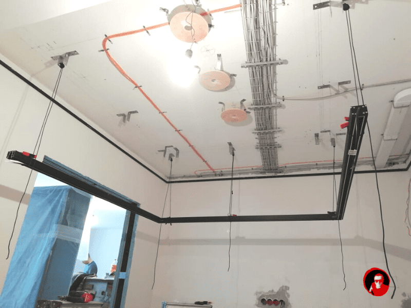 Подгонка собранного профиля перед креплением к потолку.