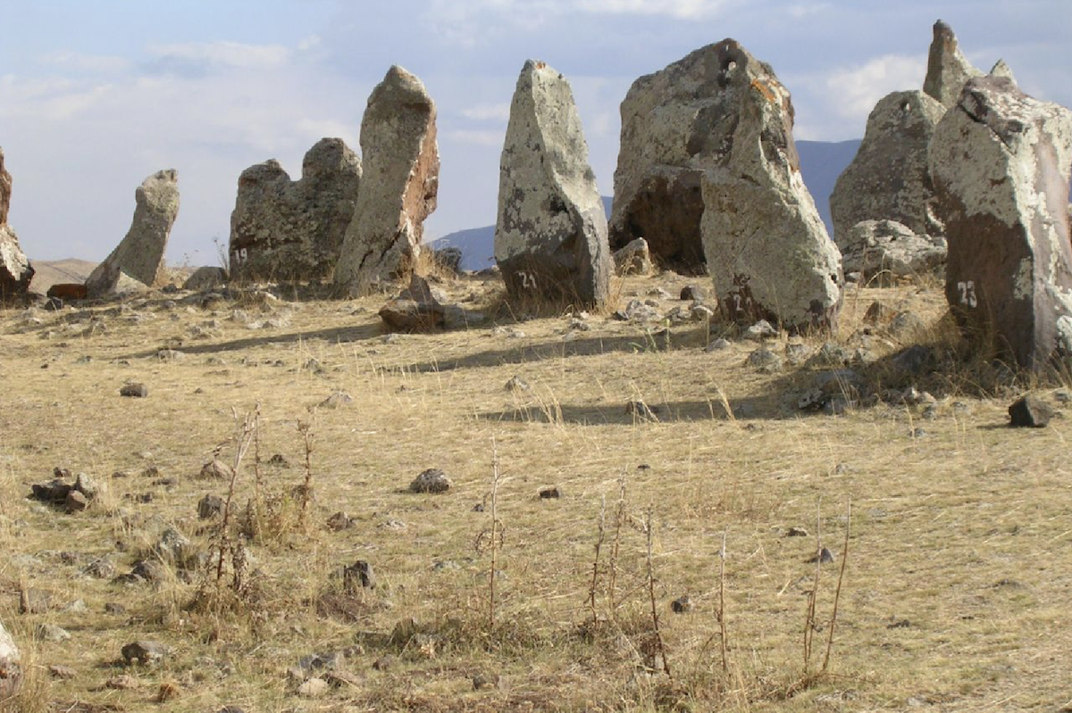 Невероятное приключения в армении. Караундж Армения. Обсерватория Караундж Армения. Зорац-карер. Экспедиция ЛАИ город из базальта.