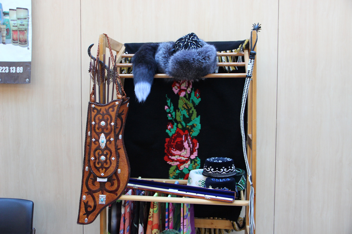 Тёплые традиции: вот уже много лет Айсулу Кожаева шьет тюбетейки и шапаны на современный манер