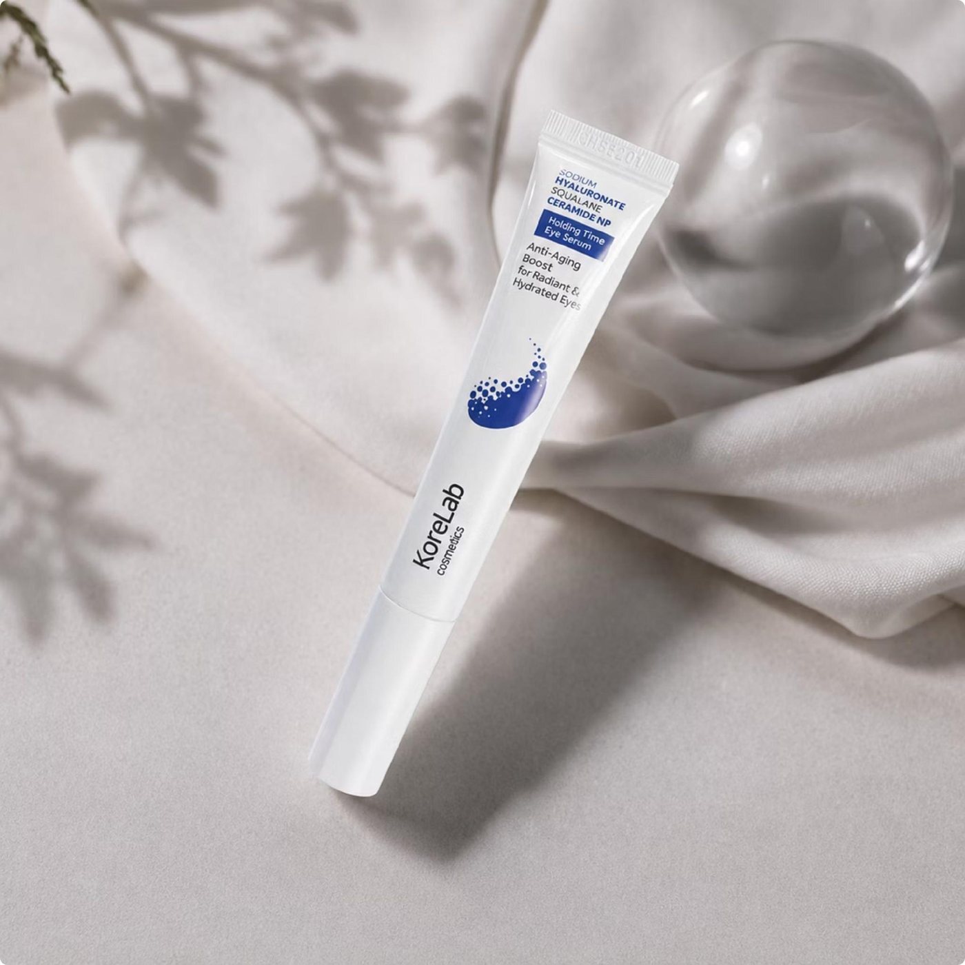 Holding Time Eye Serum на светлой ткани