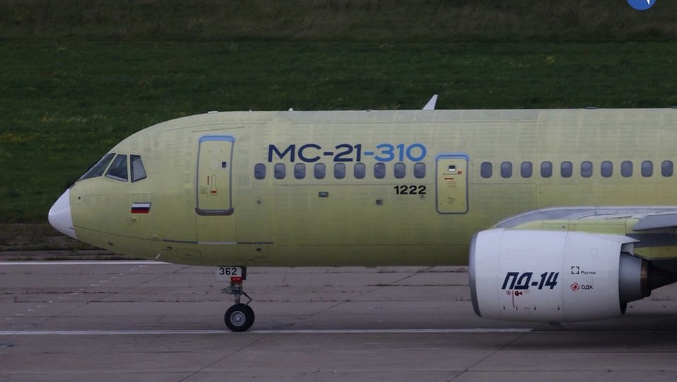 Первый серийный российский пассажирский самолёт МС-21 во время полёта в августе 2026 года.
