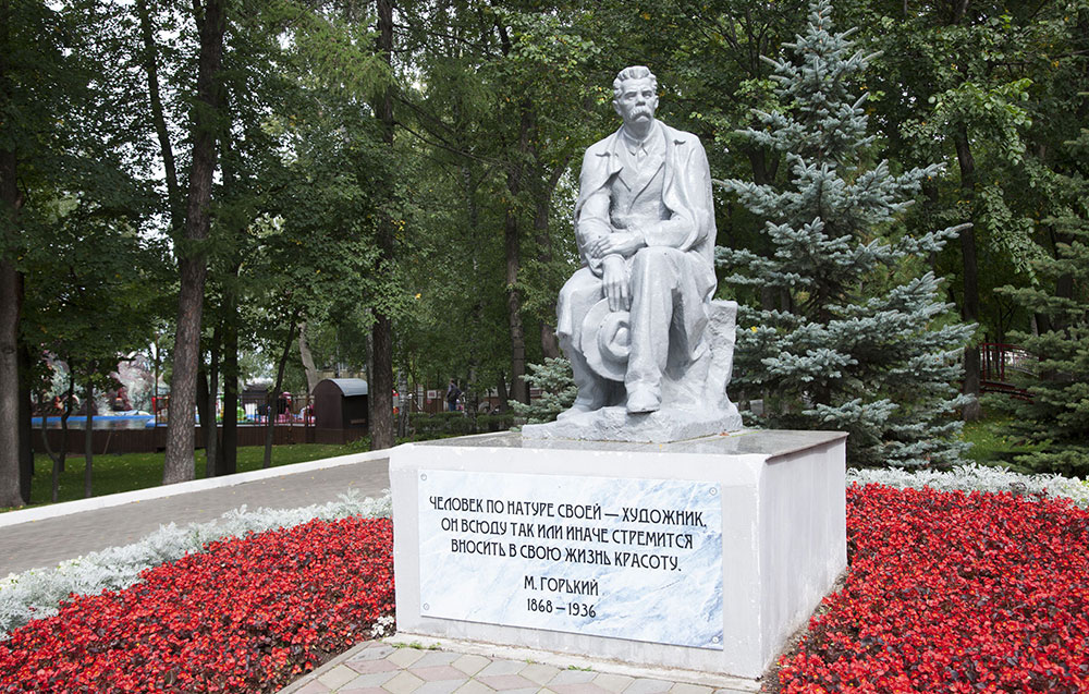 Парк история ижевск. Памятник Максиму Горькому в Ижевске. Памятник Горькому летний сад в Ижевске. Максим Горький в летнем саду Ижевск. Памятники летнем саду в Ижевске.