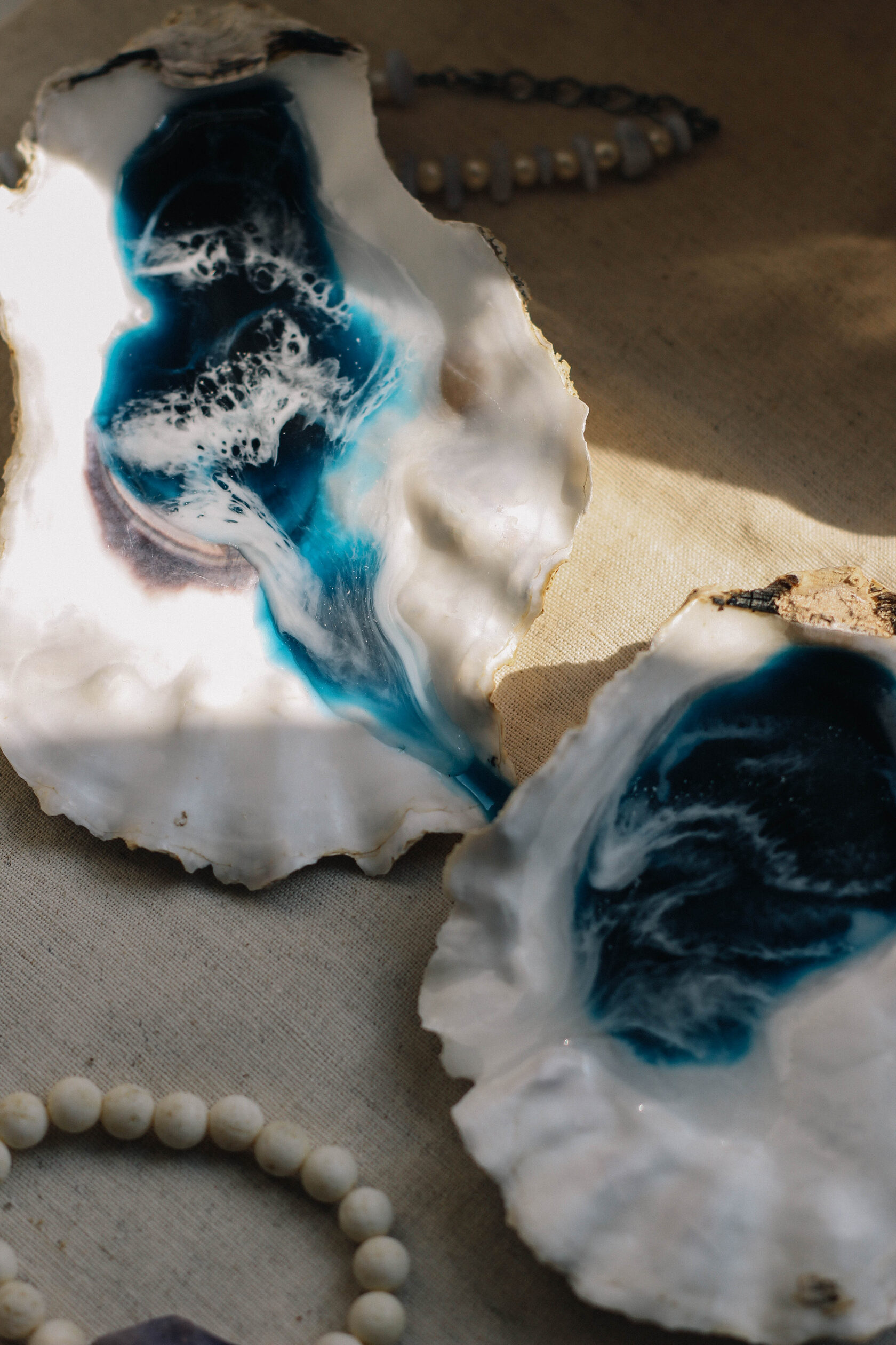 Подставка в виде натуральной ракушки с эпоксидной смолой