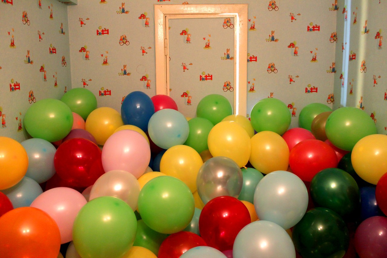 Дай мне шары. Куча шаров. Комната в куче шариков. Много шариков на полу. Воздушные шары в коридоре.