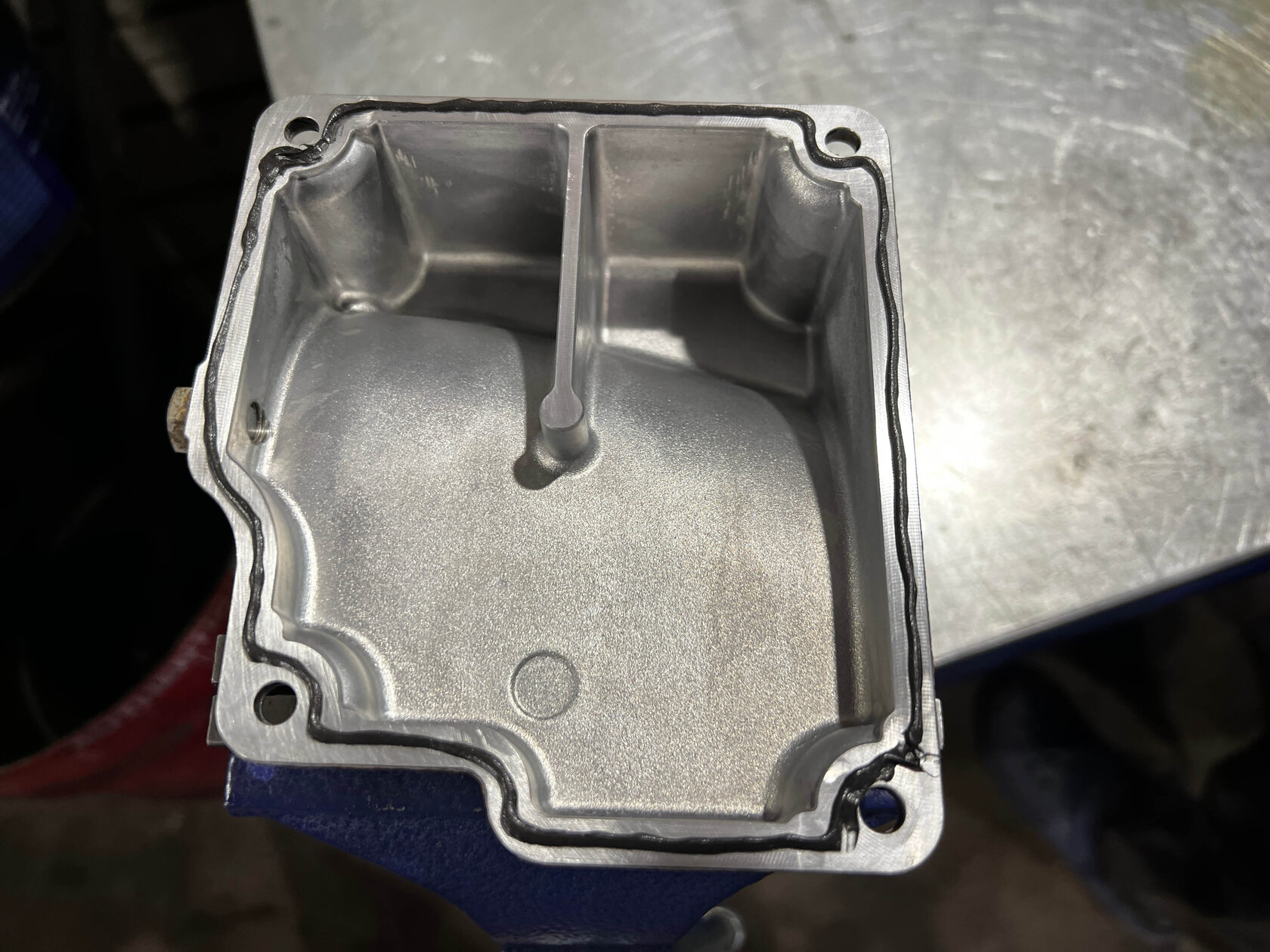 Моем поддон и очищаем корпус муфты