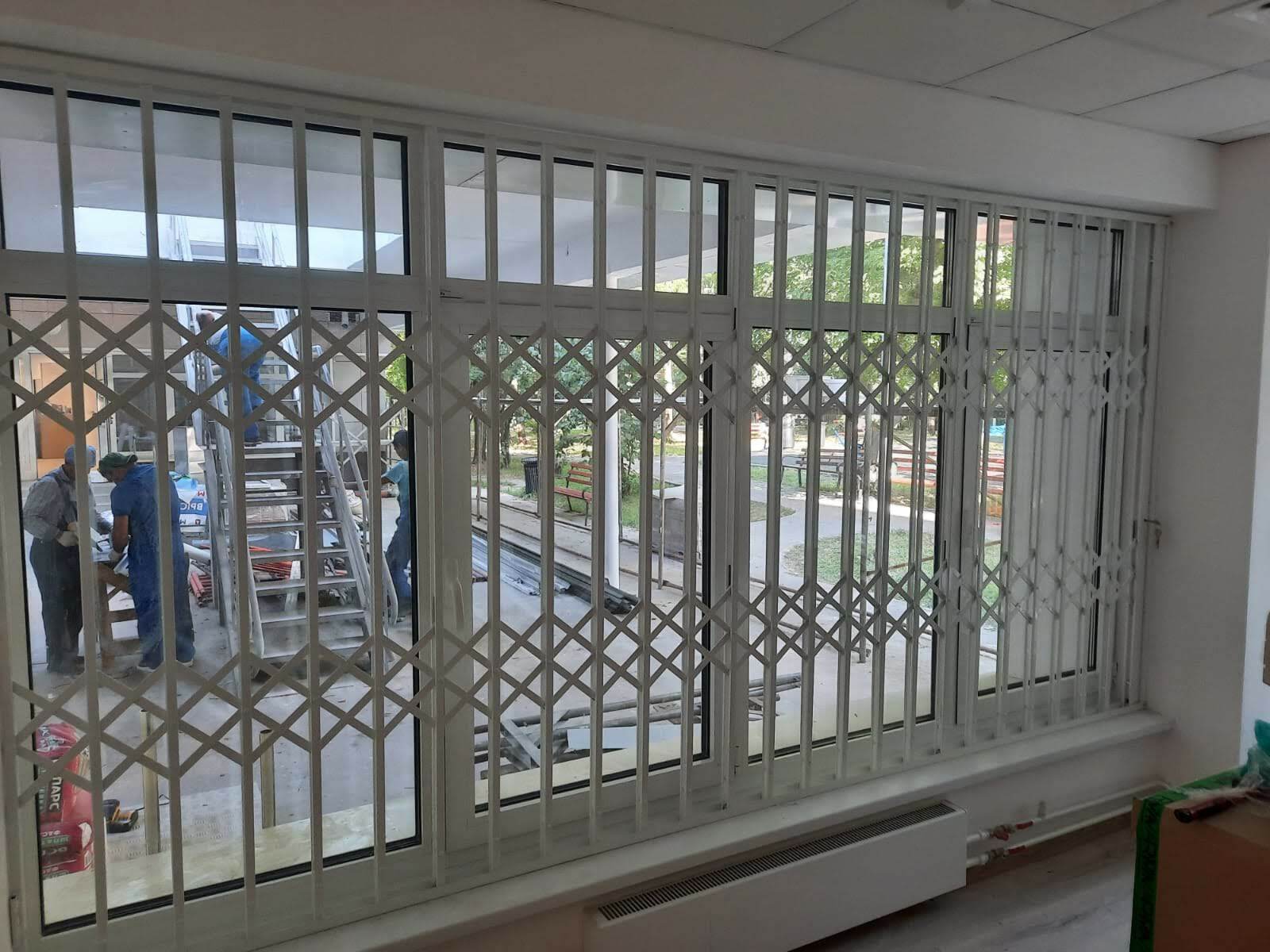 Установка металлических раздвижных решеток на окна изнутри помещения для МФЦ