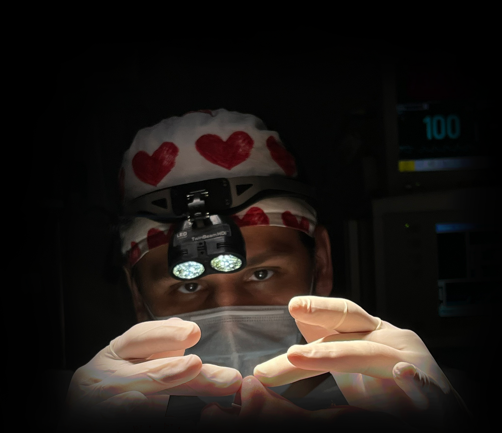 Шах Эшон проводит операцию по риносептопластике