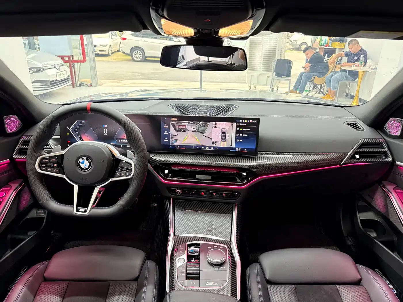 BMW 330Li G28 2025 Exclusive M Sport Night Package — передние сиденья, руль, широкий дисплей и подсветка передней панели