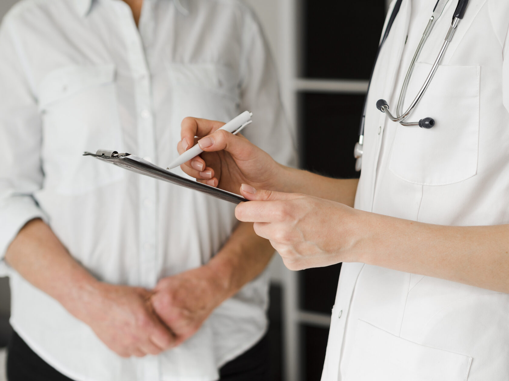 Врач с пациентом у которого варикоцеле