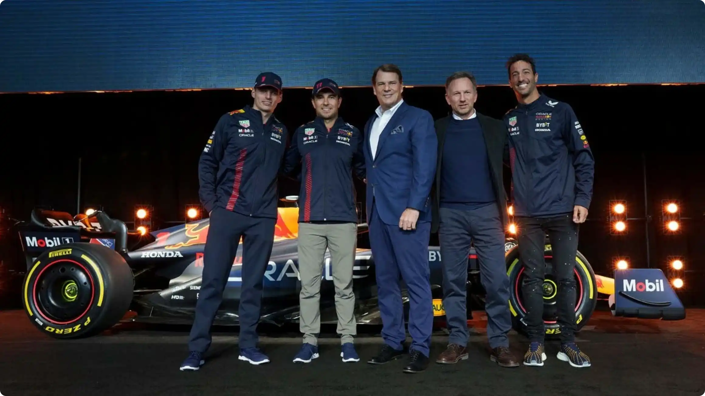 Команда Red Bull Racing и руководство Ford на презентации партнерства в Формуле 1: пилоты Макс Ферстаппен, Серхио Перес, президент Ford Джим Фарли и Кристиан Хорнер.