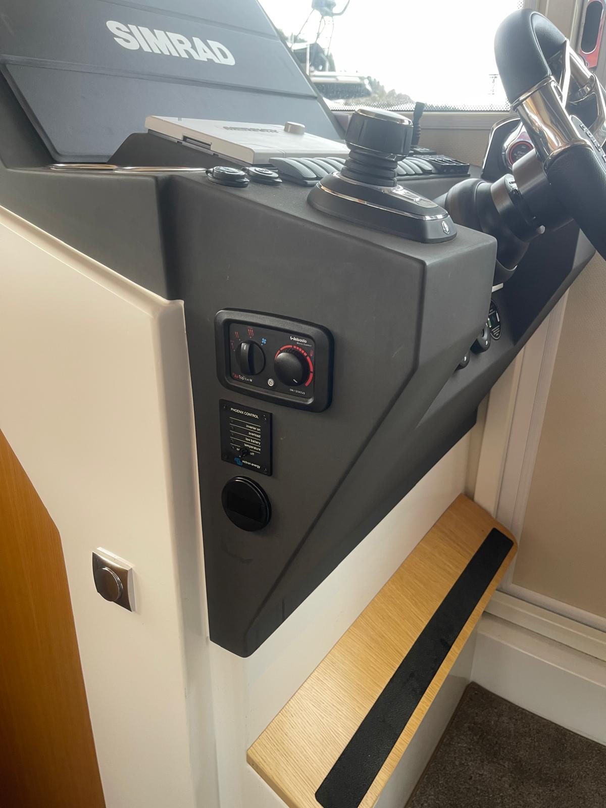 Nord Star 33+ салон с L-образным диваном и столом