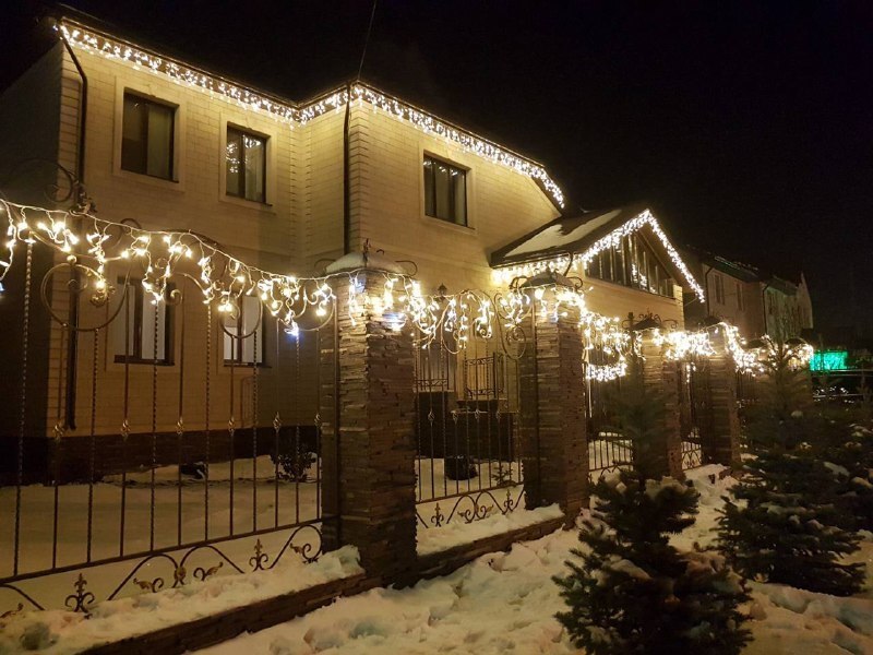 Новогодняя иллюминация теплого света Ростов на Дону