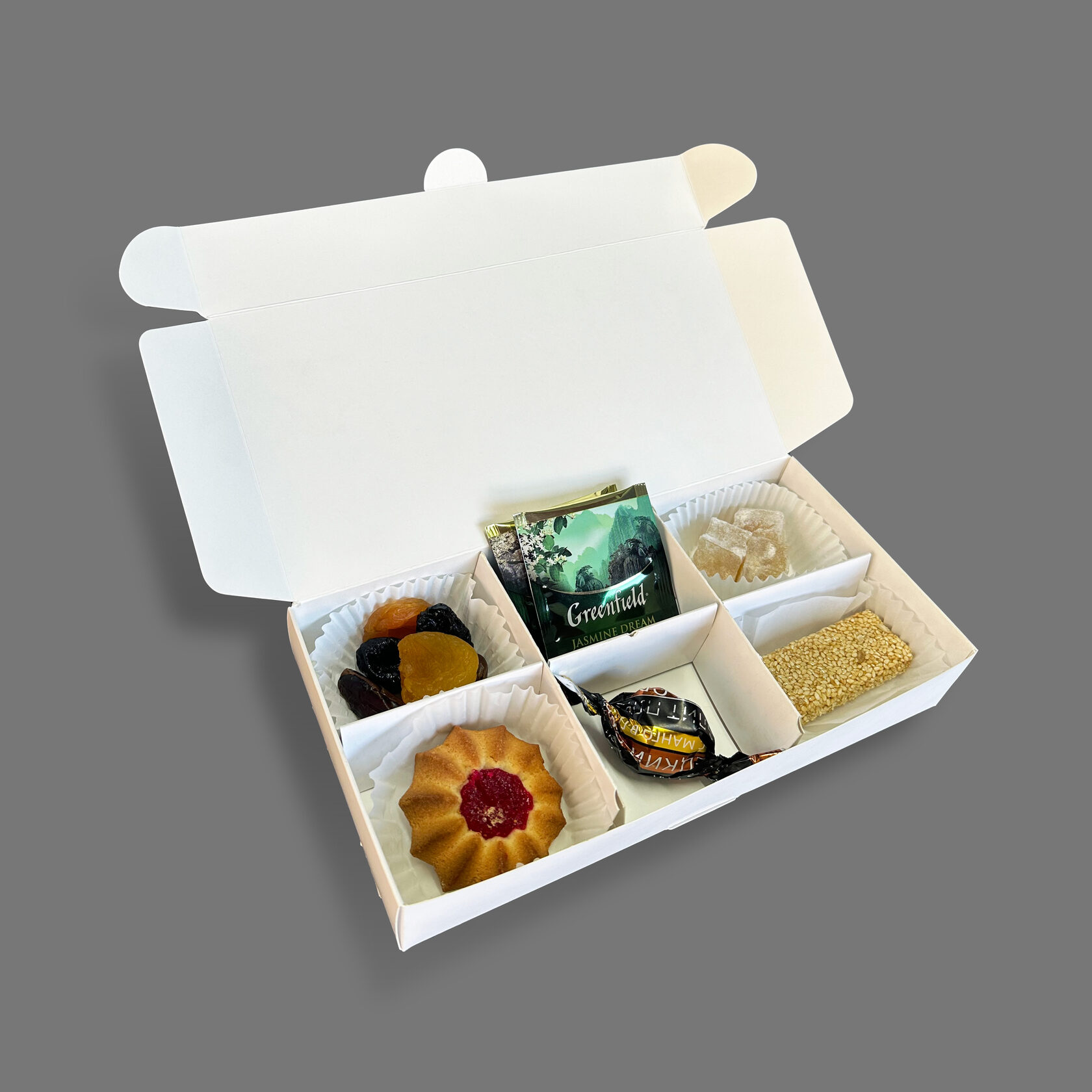 Стандартная коробка с курабье, восточными сладостями, сухофруктами, конфетой и чаем.